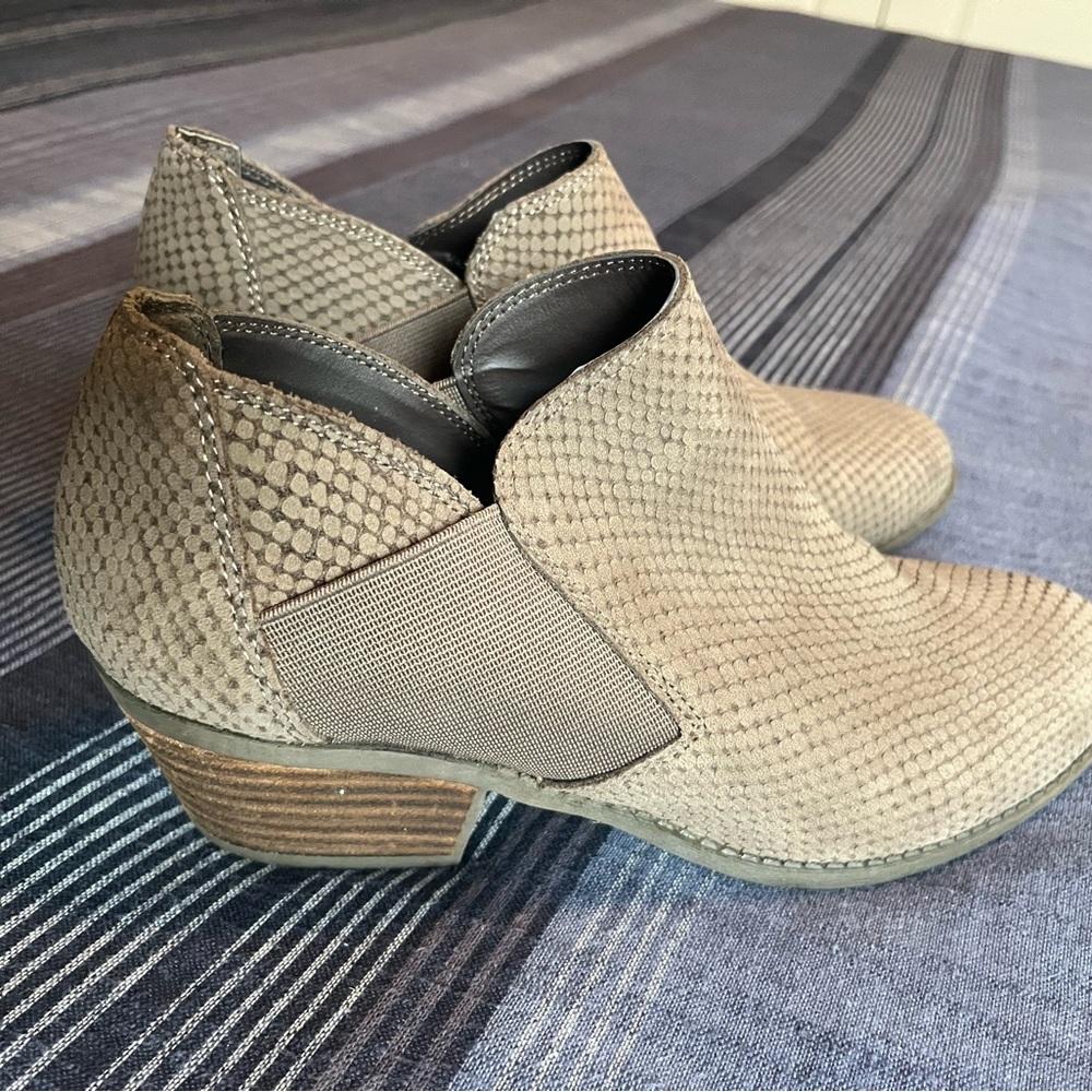 Me Too Size 8 Tan Ankle Boots